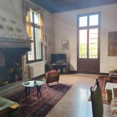 Palazzo Foscarini . Appartamento *