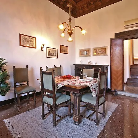 Palazzo Foscarini . *