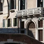 Inside Palazzo Foscarini Apartman